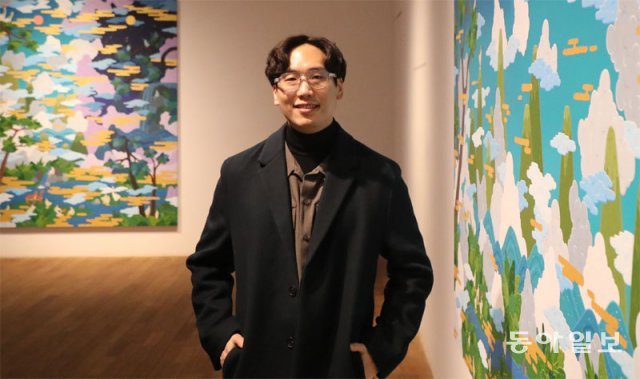 3일 서울 종로구 가나아트센터에서 열린 개인전 ‘Paradise’에서 자신의 작품 앞에 선 김선우. 그는 매일 오전 5시부터 오후 5시까지 작업실에서 그림을 그린다. 김동주 기자 zoo@donga.com