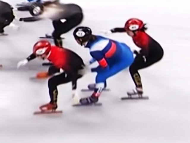 혼성계주 준결선 5번째 바퀴에서 중국의 런쯔웨이가 러시아 선수(가운데)와의 접촉을 동료인 장위팅의 터치로 착각한 뒤 달려나가고 있다. MBC 중계화면 캡처