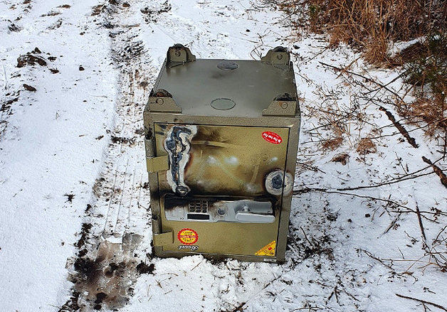 지난 5일 오전 제주의 한 눈밭에서 절도범 30대 남성 A씨가 부수려던 도난 금고.(야생생물관리협회 제주지부 제공)