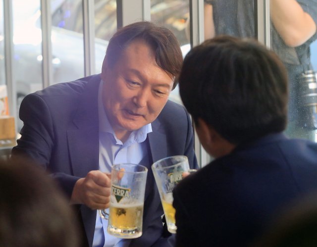 국민의힘 윤석열 대선 후보가 지난해 7월 서울 광진구의 한 음식점에서 이준석 대표와 ‘치맥회동’을 하고 있다. 사진공동취재단