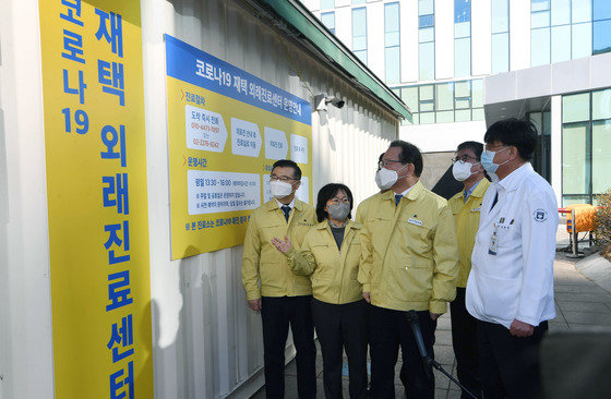 김부겸 국무총리가 31일 서울 신내동 서울의료원에 마련된 ‘코로나19 재택 외래진료센터’를 방문, 송관영 서울의료원장(오른쪽), 류경기 중랑구청장(왼쪽) 등과 함께 시설을 살펴보고 있다. 이 센터는 자택에서 치료중인 코로나19 환자들을 위한 진료시설이다. 2021.12.31/뉴스1 © News1