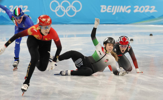 5일 오후 중국 베이징 캐피털실내경기장에서 열린 2022 베이징동계올림픽 쇼트트랙 혼성 계주 결승에서 헝가리와 캐나다 선수가 넘어지고 있다. 2022.2.6/뉴스1