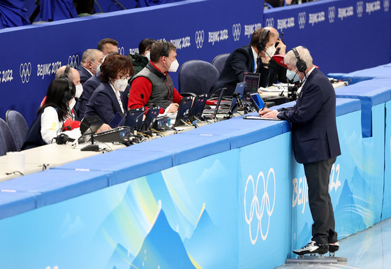 5일 오후 중국 베이징 캐피털실내경기장에서 열린 2022 베이징동계올림픽 쇼트트랙 혼성 계주 준결승에서 관계자들이 비디오판독을 하고 있다. 2022.2.5/뉴스1