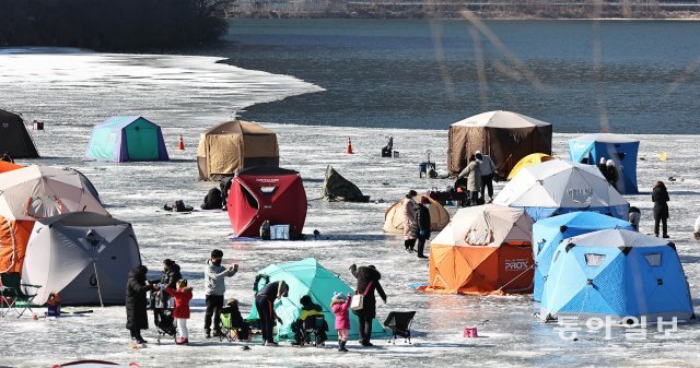 각종 얼음용 텐트들이 즐비해 있다.