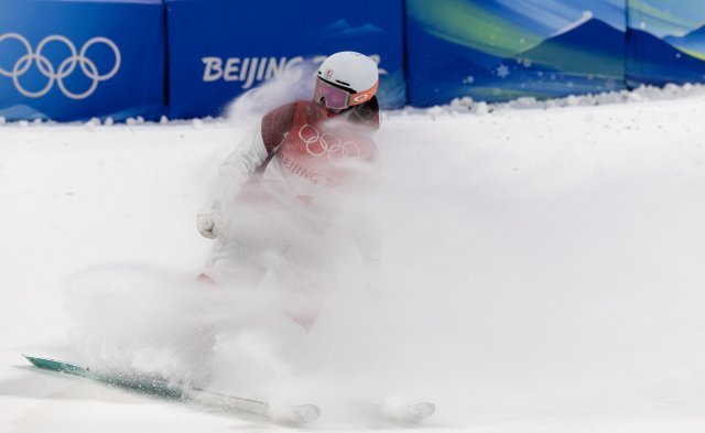 6일 일본의 카와무라 안리 선수가 중국 북부 허베이성 장자커우의 겐팅 스노우파크에서 열린 프리스타일 스키 여자 결승전에서 착지하고 있다. 신화 뉴시스