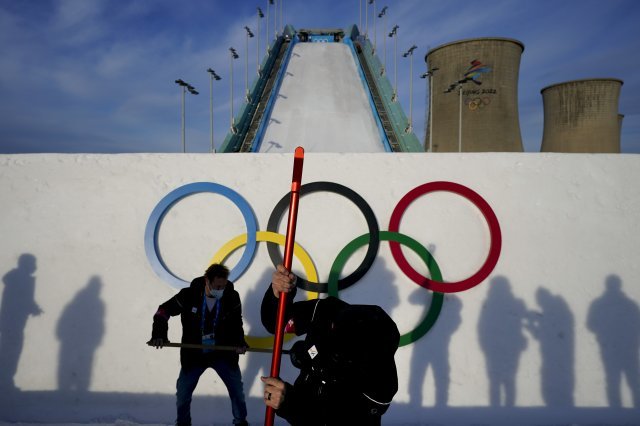 6일 베이징에서 열린 2022년 동계 올림픽 프리스타일 스키 빅 에어 대회 훈련 세션 전 관계자들이 준비 작업을 하고 있다. AP 뉴시스