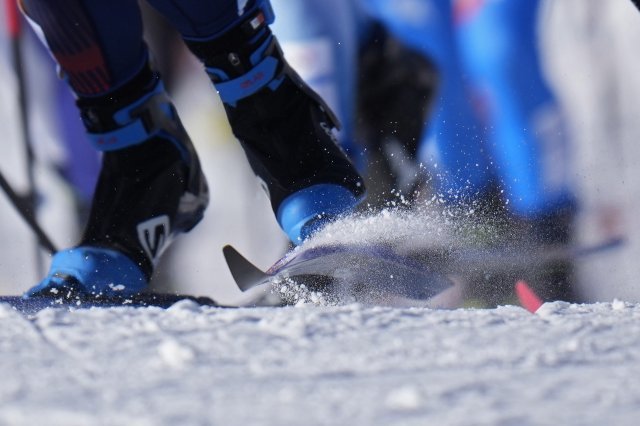 6일 중국 장자커우에서 열린 2022년 동계 올림픽 스키 남자 15km + 15km 크로스컨트리 스키 경기에서 한 스키 선수가 눈을 차고 있다. AP 뉴시스