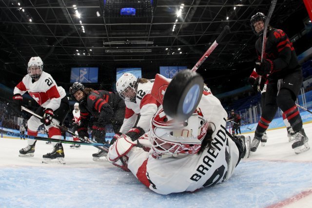 캐나다의 레베카 존스턴(6)이 2022년 2월 3일 베이징에서 열린 2022 동계올림픽 여자하키 예선 라운드에서 스위스 골키퍼 안드레아 브란들리(20)를 상대로 골을 넣고 있다. AP 뉴시스