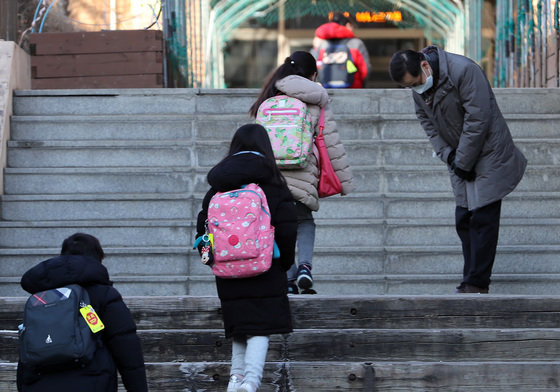 7일 서울시내 초등학교에서 학생들이 등교하고 있다. (사진은 기사 내용과 무관함)  2022.2.7/뉴스1 © News1