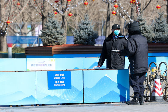 2022 베이징 동계올림픽 개막을 하루 앞둔 지난 3일 중국 베이징 메인미디어센터 앞에서 폐쇄루프를 관리하는 직원들이 도시락을 주고받고 있다. 2022.2.3/뉴스1 © News1