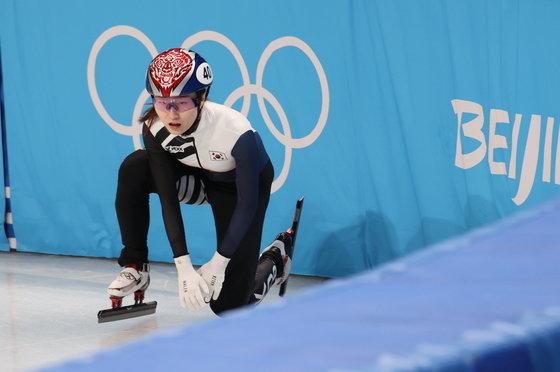 7일 중국 베이징 수도실내체육관에서 열린 2022 베이징 동계올림픽 쇼트트랙 여자 500m 8강전 경기에서 최민정이 넘어지고 있다. 2022.2.7/뉴스1 © News1