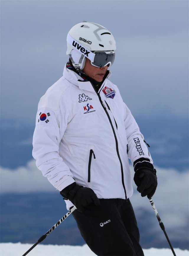 학창 시절 스키 선수로 활동했던 신동빈 롯데 회장은 그만큼 스키에 대한 애정과 이해가 깊다. 대한스키협회 제공