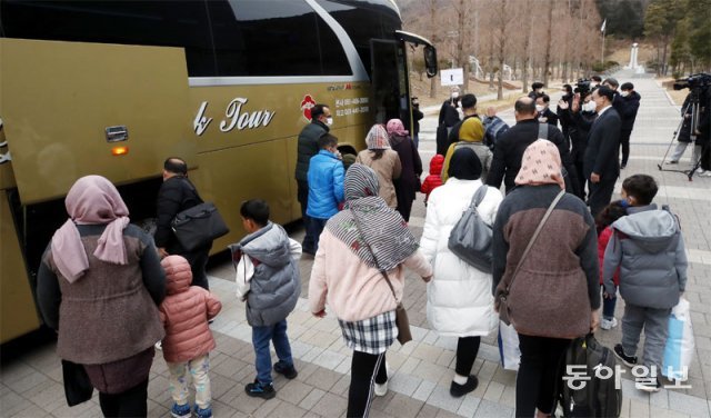 지난해 이슬람 무장단체 탈레반 집권 후 아프가니스탄을 떠나 국내로 입국한 특별기여자들이 7일 전남 
여수 임시 생활시설을 떠나 울산으로 이동하는 차량에 탑승하고 있다. 이날 29가구(157명)가 퇴소했으며, 남은 7가구(40명)는
 9일 퇴소할 예정이다. 여수=박영철 기자 skyblue@donga.com