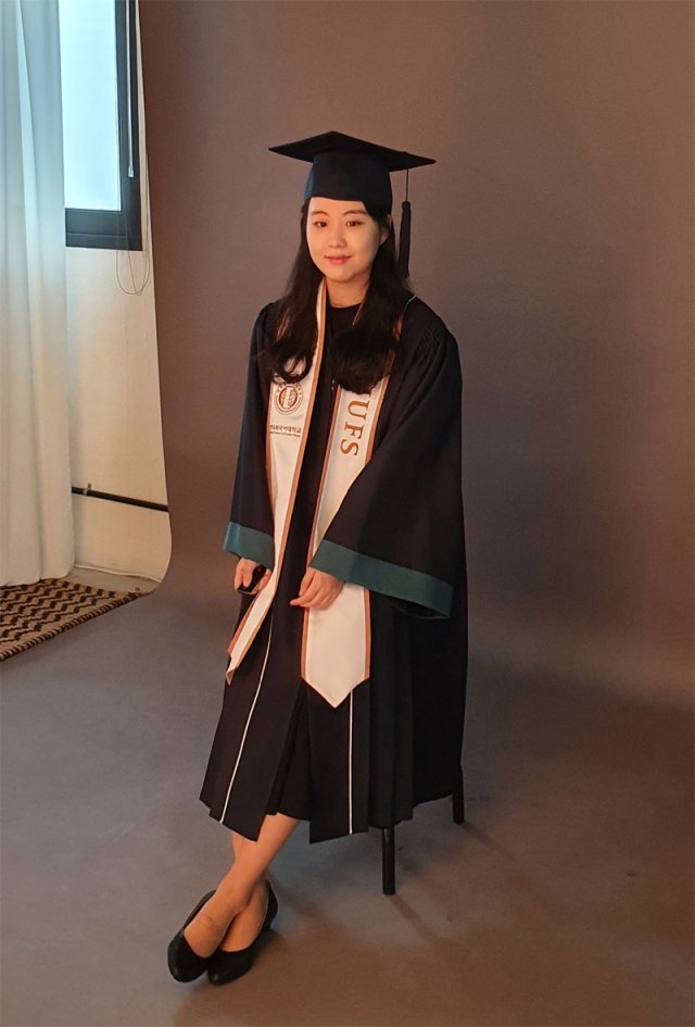 지난해 한국외국어대를 졸업한 박성은 씨가 서울 동대문구의 셀프 사진관에서 졸업사진을 찍는 모습. 박성은 씨 제공