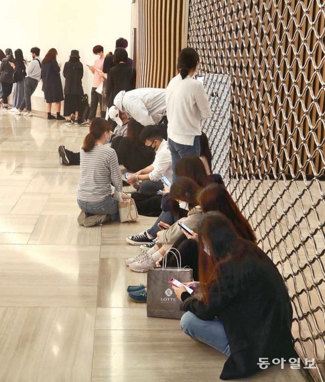 서울 도심의 한 백화점 명품 매장 앞에 가방을 구입하려는 소비자들이 줄지어 기다리고있다. 지난해 소비심리가 회복되면서 가방, 의류 소비가 특히 늘었다. 동아일보DB