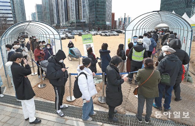 7일 서울 용산역 앞 광장에 마련된 코로나19 임시선별검사소. 시민들이 검사를 받기위해 줄을 서있다. 왼쪽은 유전자증폭검사(PCR) 줄이고, 오른쪽은 신속항원검사줄이다. 김재명 기자 base@donga.com