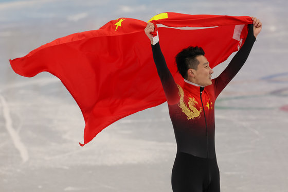 중국 런 쯔웨이가 7일 중국 베이징 수도실내체육관에서 열린 2022 베이징 동계올림픽 쇼트트랙 남자 1000m 결승에서 헝가리 리우 샤오린 산도르의 실격으로 금메달을 차지해 기뻐하고 있다. © News1