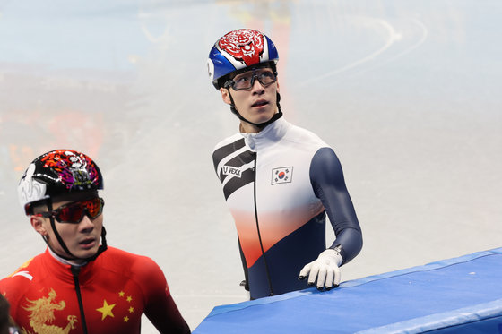 7일 중국 베이징 수도실내체육관에서 열린 2022 베이징 동계올림픽 쇼트트랙 남자 1000m 준결승 경기에서 1위로 통과한 황대헌이 전광판을 보고 있다. 황대헌은 레인 변경이 늦었다는 이유로 실격됐다. 2022.2.7/뉴스1