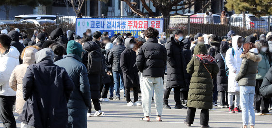 서울시 송파구 잠실종합운동장에 설치된 임시 선별진료소에서 코로나19 검사를 받기 위한 시민들이 긴 줄을 서고 있다. 뉴스1