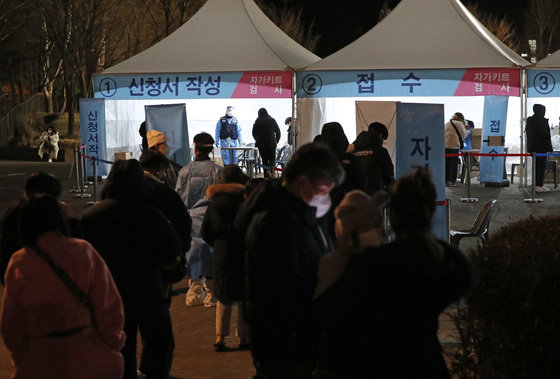 7일 저녁 서울 동작주차공원 임시선별검사소에서 시민들이 검사 대기를 하고 있다. 2022.2.7/뉴스1 © News1