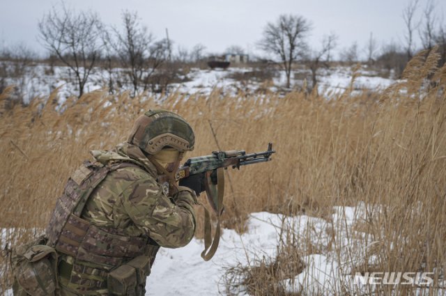 최전방 순찰하는 우크라이나군 병사. 뉴시스