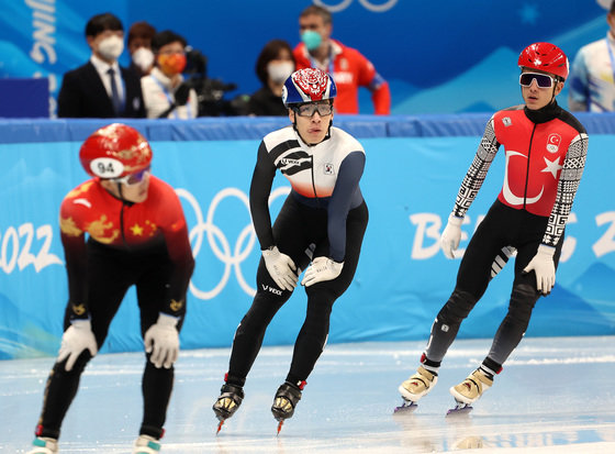 7일 중국 베이징 수도실내체육관에서 열린 2022 베이징 동계올림픽 쇼트트랙 남자 1000m 준결승 경기에서 1위로 통과한 황대헌이 숨을 고르고 있다. 황대헌은 레인 변경이 늦었다는 이유로 실격됐다. © News1