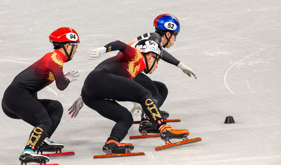 7일 중국 베이징 수도실내체육관에서 열린 2022 베이징 동계올림픽 쇼트트랙 남자 1000m 준결승 경기에서 세번째에 있던 황대헌이 맨앞으로 질주하고 있다. 황대헌은 레인 변경이 늦었다는 이유로 실격됐다. 2022.2.7/뉴스1 © News1