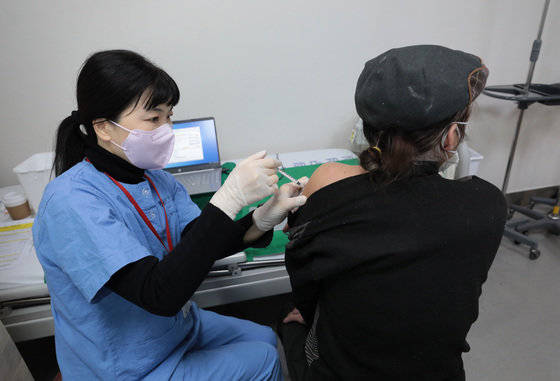 4일 서울 은평구 청구성심병원에서 한 시민이 코로나19 백신 3차접종을 하고 있다. 2022.1.4/뉴스1 © News1