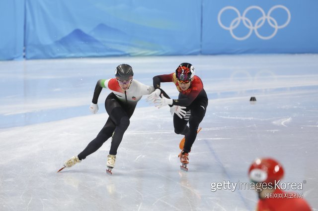 7일 오후 중국 베이징 서우두 실내경기장에서 열린 2022 베이징 겨울올림픽 쇼트트랙 남자 1000m 결승 경기, 헝가리 샤오린 산도르 류(27)가 중국 런즈웨이(25)의 견제를 받고 있다. ⓒ(GettyImages)/코리아