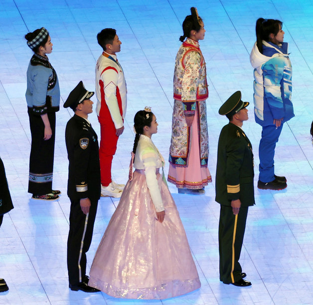 지난 4일 중국 베이징 국립 경기장에서 열린 2022 베이징 동계올림픽 개막식에서 한복을 입은 여성이 오성홍기를 든 소수민족 중 하나로 표현돼 논란을 빚고 있다. 2022.2.5/뉴스1