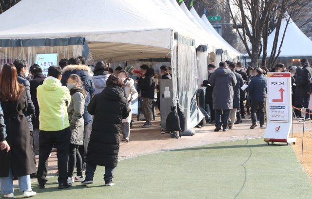 8일 서울 중구 서울광장에 마련된 코로나19 임시선별검사소에 신속항원검사를 받으려는 시민(왼쪽)들과 검사결과를 기다리는 시민들이 대기하고있다.