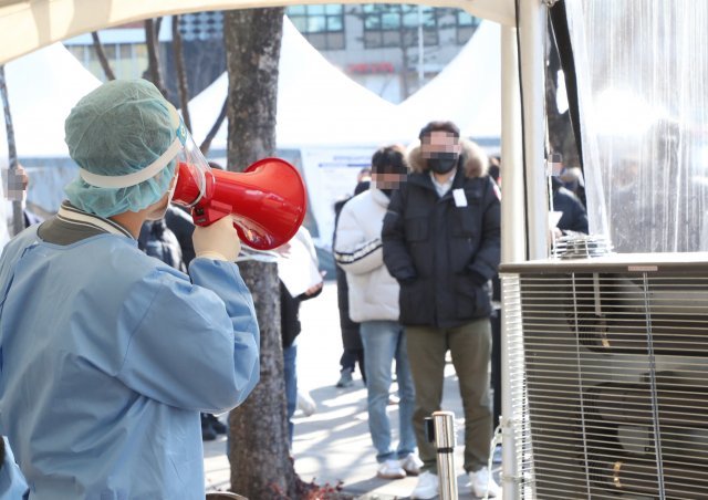 8일 서울 중구 서울광장에 마련된 코로나19 임시선별검사소에서 한 의료진이 신속항원검사 결과를 말하고 있다.