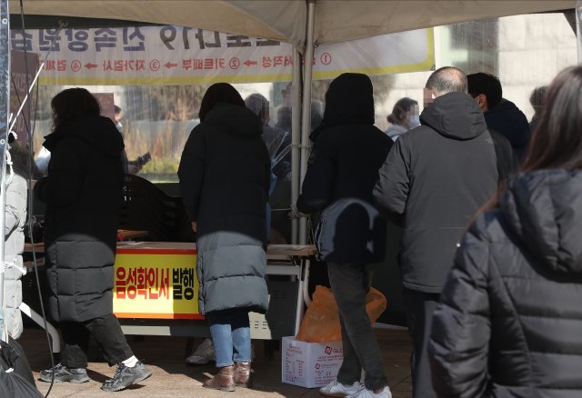 시민들이 신속항원검사서 확인을 받고있다.