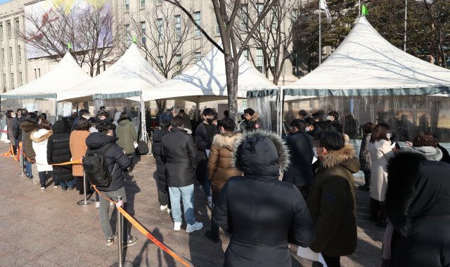 8일 서울 중구 서울광장에 마련된 코로나19 임시선별검사소에서 신속항원검사를 마친 시민들이 검사결과를 기다리고 있다.