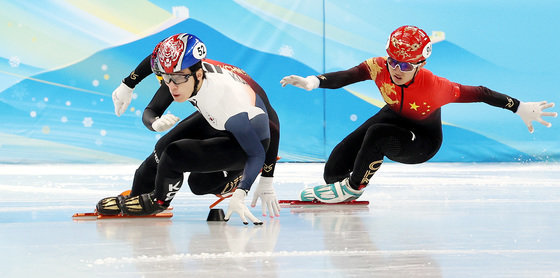 7일 중국 베이징 수도실내체육관에서 열린 2022 베이징 동계올림픽 쇼트트랙 남자 1000m 준결승 경기에서 황대헌이 질주하고 있다. 황대헌은 레인 변경이 늦었다는 이유로 실격됐다. 2022.2.7/뉴스1