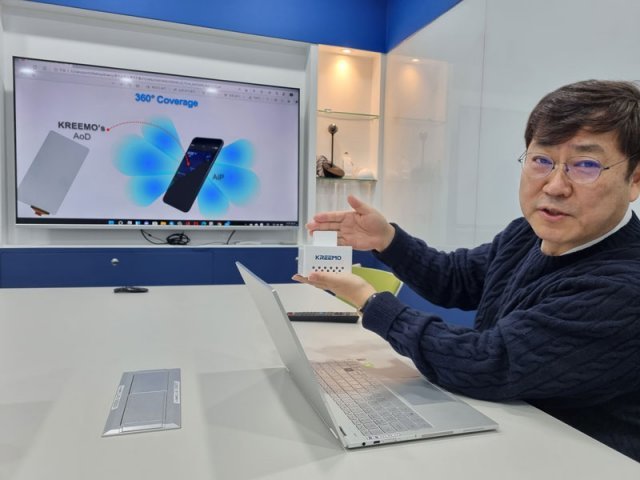 안테나 온 디스플레이 기술과 5G 동글을 설명하는 박준호 대표 (출처=IT동아)