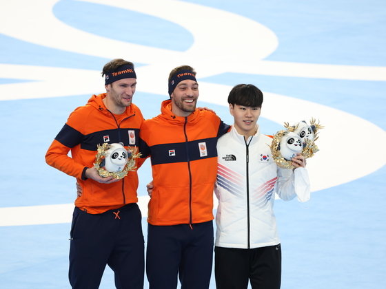 김민석이 8일 오후 중국 베이징 국립 스피드 스케이팅 경기장(오벌)에서 열린 2022 베이징 동계올림픽 스피드 스케이팅 남자 1500m 경기에서 동메달을 차지한 후 시상대에서 기념촬영을 하고 있다. 뉴스1