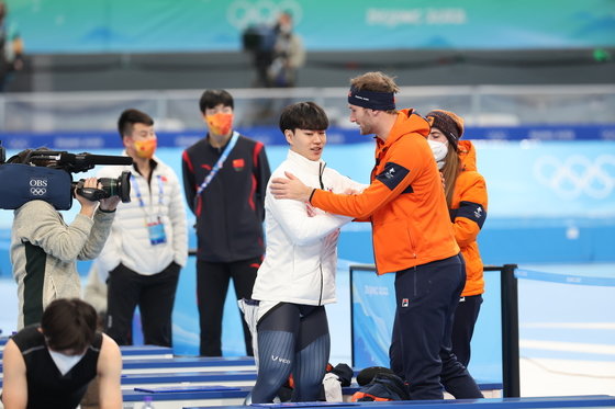 김민석이 8일 오후 중국 베이징 국립 스피드 스케이팅 경기장(오벌)에서 열린 2022 베이징 동계올림픽 스피드 스케이팅 남자 1500m 경기에서 동메달을 차지한 후 선수들과 인사를 나누고 있다. 2022.2.8/뉴스1 © News1