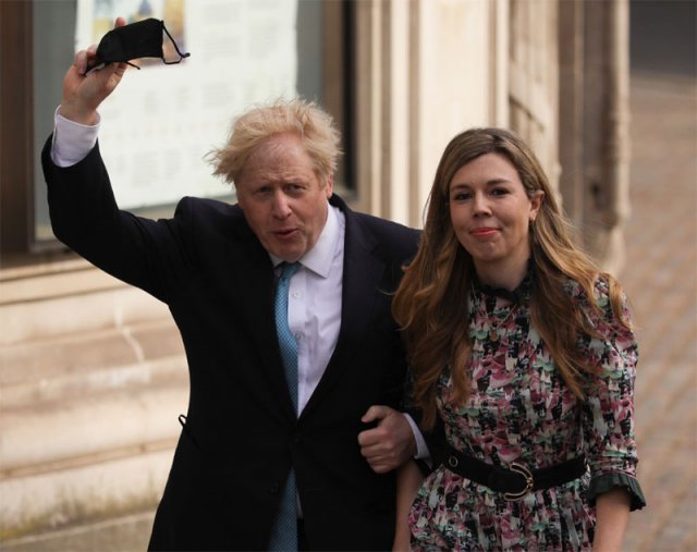 지난해 5월 영국 지방선거 당시 런던의 한 투표소를 찾은 보리스 존슨 총리와 약혼녀 캐리시먼즈(오른쪽). 두 사람은 같은 달 31일 결혼했다. 런던=AP 뉴시스