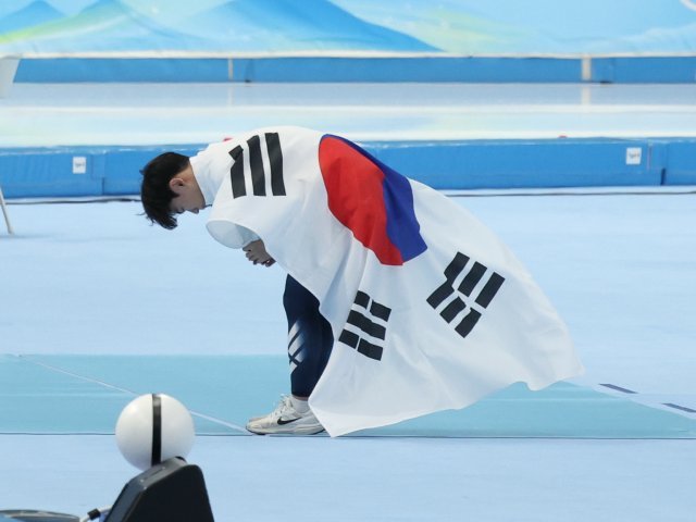 김민석이 8일 오후 중국 베이징 국립 스피드 스케이팅 경기장(오벌)에서 열린 2022 베이징 동계올림픽 스피드 스케이팅 남자 1500m 경기에서 동메달을 차지한 후 태극기를 몸에 두른채 인사하고 있다. 2022.2.8/뉴스1