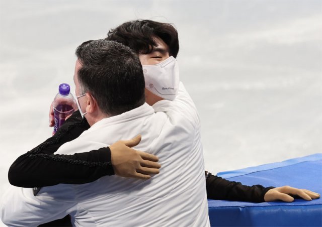 2022년. 김연아 코치였던 오서와 포옹 차준환이 8일 베이징 겨울올림픽 남자 싱글 쇼트프로그램을 마친 뒤 브라이언 오서 코치(캐나다)와 포옹을 하고 있다. 베이징=뉴스1