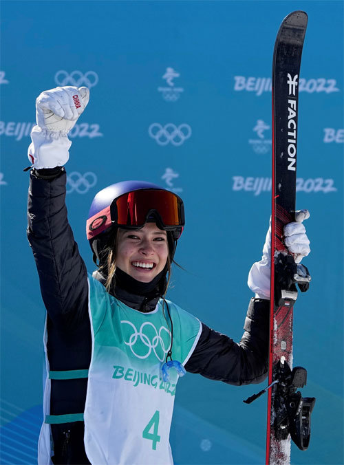 8일 열린 2022 베이징 겨울올림픽 스키 프리스타일 여자 빅에어에서 완벽한 경기력으로 중국의 3번째 금메달을 따낸 뒤 스키를 들고 환호하고 있는 아일린 구. 베이징=AP 뉴시스