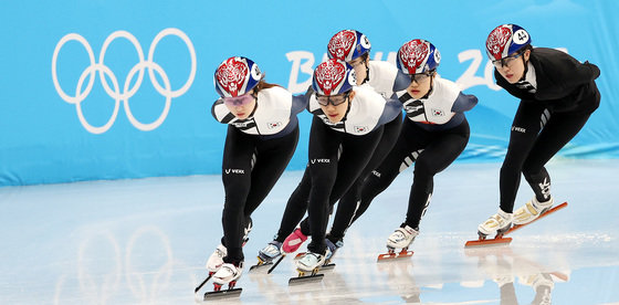 대한민국 쇼트트랙 대표팀 선수들이 2일 베이징 수도 실내 경기장(Capital indoor stadium)에서 훈련을 하고 있다. 왼쪽부터 최민정, 서휘민, 이유빈, 박지윤, 김아랑. 2022.2.2/뉴스1 © News1