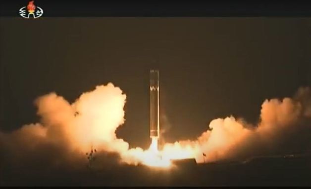북한이 지난 2017년 11월29일 평안남도 평성 일대에서 대륙간탄도미사일(ICBM) ‘화성-15형’을 시험발사했다. (조선중앙TV 캡처) © 뉴스1
