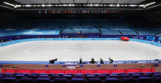 2022 베이징 동계올림픽 개막을 4일 앞둔 31일 중국 베이징 캐피털 실내 경기장에서 정빙 작업이 이뤄지고 있다. 2022.1.31/뉴스1