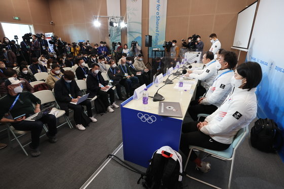 윤홍근 대한민국 선수단장이 8일 중국 베이징 메인미디어센터에서 긴급 기자회견을 열고 2022 베이징 동계올림픽 쇼트트랙 남자 1000m 준결승 편파판정에 대해 국제스포츠중재재판소(CAS)에 제소하겠다는 입장을 밝히고 있다. 2022.2.8/뉴스1