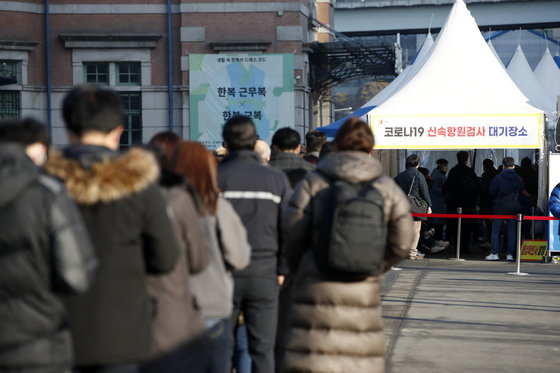 9일 오전 서울 중구 서울역광장에 마련된 코로나19 선별검사소를 찾은 시민들이 검사를 위해 줄 서 있다. 2022.2.9/뉴스1 © News1