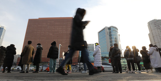 8일 서울 중구 서울역광장에 마련된 코로나19 임시선별검사소에 시민들이 신속항원검사를 받기 위해 줄을 서고 있다. 2022.2.8/뉴스1 © News1