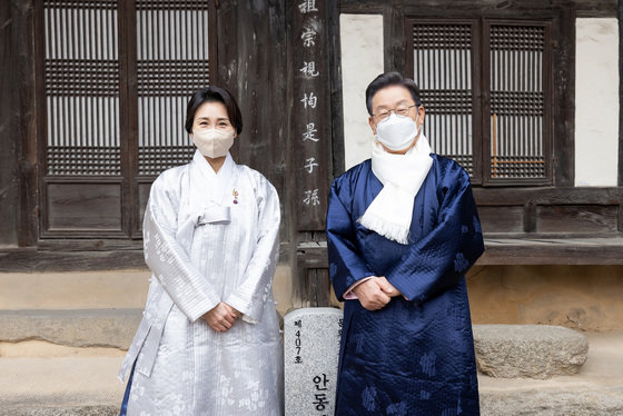 이재명 더불어민주당 대선 후보가 설 명절인 1일 오전 부인 김혜경 씨와 함께 경북 안동김씨 화수회 사무실을 방문해 기념사진을 찍고 있다. (더불어민주당 선대위 제공) 2022.2.1/뉴스1 © News1 이동해 기자