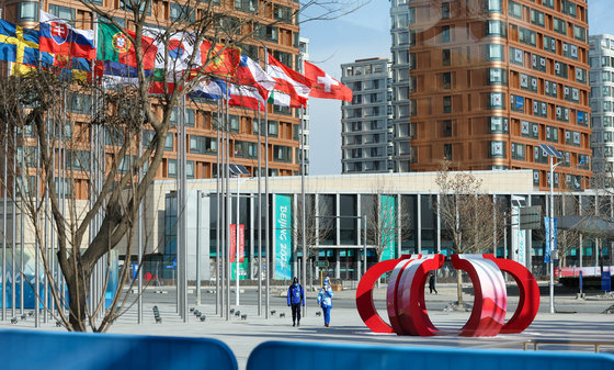 2022 베이징동계올림픽 대한민국 선수단 본진이 31일 베이징에 입성한 가운데 올림픽 빌리지에서 바라본 선수촌 창문에 태극기가 붙어있다. 2022.1.31/뉴스1 © News1 안은나 기자